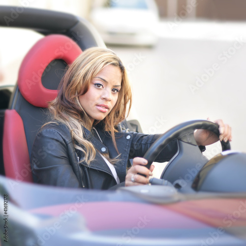 Photo: junge hübsche Frau im Roadster junge hübsche Frau im Roadster
