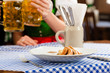 Junge Frau in Bayerischer Tracht in Restaurant
