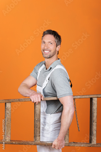 Foto: handwerker mit leiter handwerker mit leiter