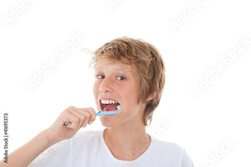 Foto: child cleaning teeth child cleaning teeth