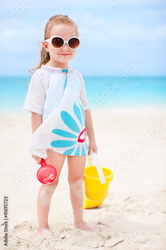 Foto: Little girl with beach toys Little girl with beach toys