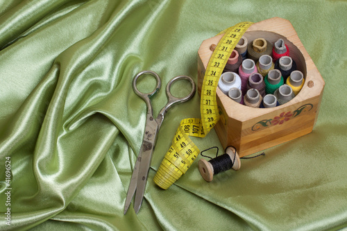 Foto: Old tailoring scissors on fabric Old tailoring scissors on fabric