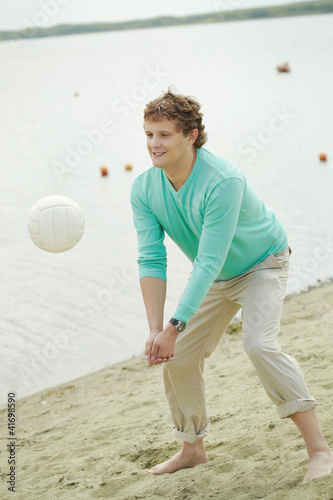 Foto: Playing volleyball Playing volleyball