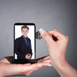 Online Telefon Service, Mann im Smartphone