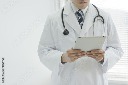Photo: タブレットPCを持った医師 タブレットPCを持った医師