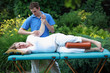 Detaily fotografie Physical therapist massaging pregnant woman's arm