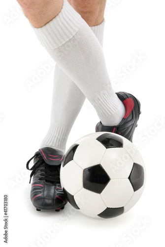 Photo: Fußball und Füße in lässiger Pose Fußball und Füße in lässiger Pose