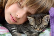 Photo: Visage d'enfant et chaton dormant Visage d'enfant et chaton dormant