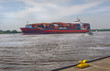 Container-Frachter auf der Elbe Container-Frachter auf der Elbe