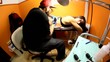 Video: tatuador realizando sesion de tatuaje a chica tatuador realizando sesion de tatuaje a chica