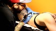 Video: tatuador realizando tatuaje a chica tatuador realizando tatuaje a chica
