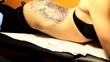 Video: Chica tatuandose Chica tatuandose