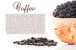 Frisch geröstete Kaffeebohnen in einer Kokosnussschale Frisch geröstete Kaffeebohnen in einer Kokosnussschale