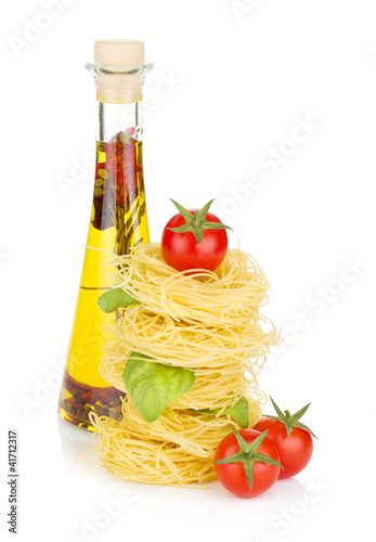 Photo: Pasta, tomatoes, basil and olive oil Pasta, tomatoes, basil and olive oil