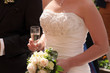 Brautkleid Sekt und Blumenstrauss