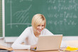 lachende studentin arbeitet am laptop lachende studentin arbeitet am laptop