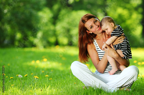 Foto: Mother and daughter on the green grass Mother and daughter on the green grass
