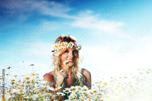 Foto: girl on the daisy flowers field girl on the daisy flowers field
