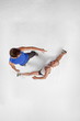 Foto: Overhead view of muscular man training with personal trainer Overhead view of muscular man training with personal trainer