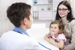 Foto: Pediatrician talking to mother and child at office Pediatrician talking to mother and child at office