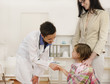Foto: Pediatrician shaking hand with girl child patient Pediatrician shaking hand with girl child patient
