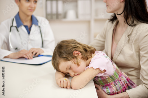 Foto: Pediatrician talking to mother and sick child Pediatrician talking to mother and sick child