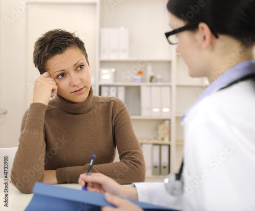 Foto: Psychologist and depressed patient at office Psychologist and depressed patient at office