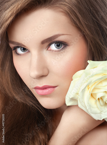 Foto: young attractive girl with perfect skin and makeup young attractive girl with perfect skin and makeup
