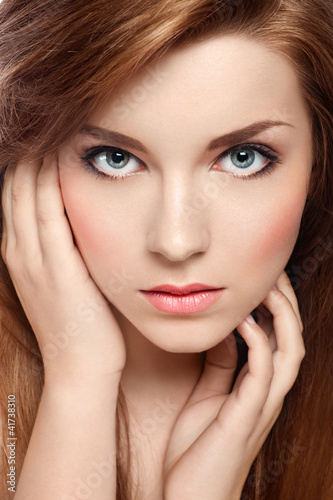 Foto: Close-up portrait of an attractive red-haired girl Close-up portrait of an attractive red-haired girl