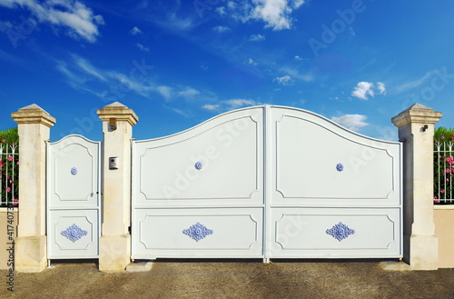 Photo: Portail et portillon bleus Portail et portillon bleus