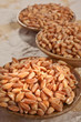 farro su ciotola di legno farro su ciotola di legno