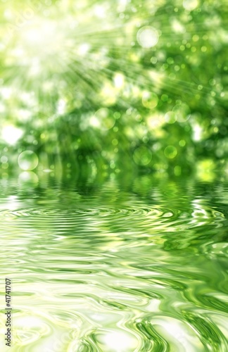 Foto: Abstract forest and sun.Reflection in water. Abstract forest and sun.Reflection in water.