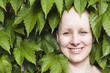 Junge Frau schaut nach Krebstherapie in die Zukunft