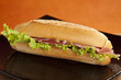 panino con prosciutto e insalata