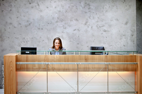 Foto: Pretty business woman at office desk Pretty business woman at office desk
