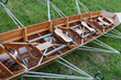 Ruderboot im Gras