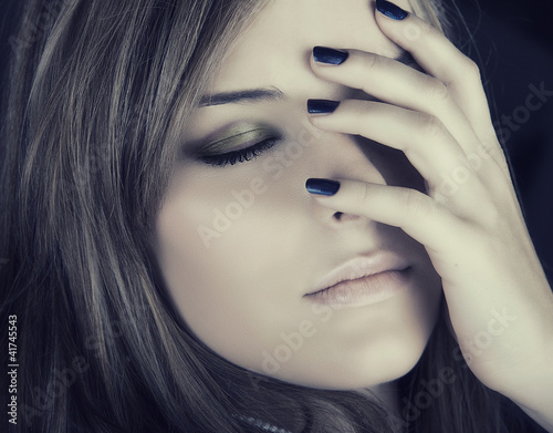 Obraz w ramie beautiful woman with blue nails
