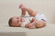 Photo: Baby spielt mit seinen Füßen Baby spielt mit seinen Füßen