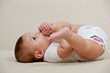 Photo: Baby spilt hit den Füßen Baby spilt hit den Füßen