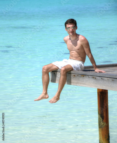 Foto: Man sitting on a jetty (Maldives) Man sitting on a jetty (Maldives)