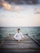 Foto: Meditation Man sitting on a jetty (Maldives) Meditation Man sitting on a jetty (Maldives)