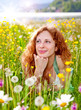 hüpsches Mädchen in Pusteblumenwiese / dandelion-1