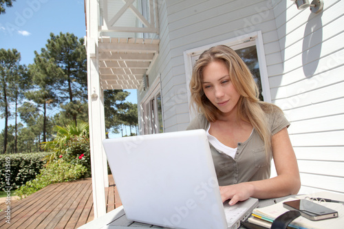 Foto: Woman working at home on laptop computer Woman working at home on laptop computer