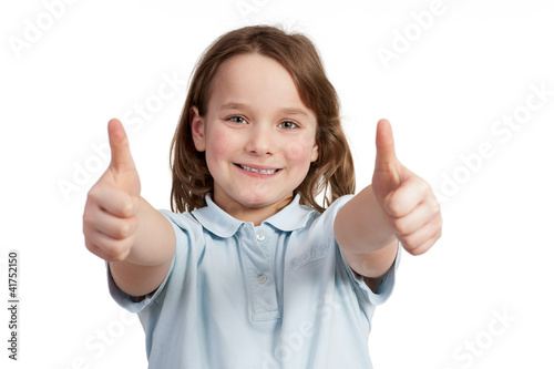 Foto: kind zeigt motvierend beide daumen hoch kind zeigt motvierend beide daumen hoch