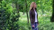 Frau bei einem Spaziergang Frau bei einem Spaziergang