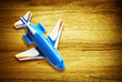 Foto: toy plane on desk toy plane on desk