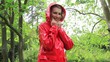 Frau mit Regenjacke Frau mit Regenjacke