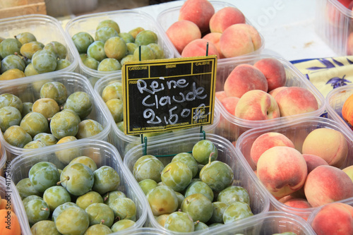 Foto: Plums and peaches on a french market Plums and peaches on a french market