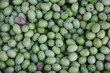Grüne unbehandelte Oliven auf einem Markt Grüne unbehandelte Oliven auf einem Markt