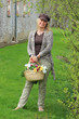 junge frau mit blumenkorb